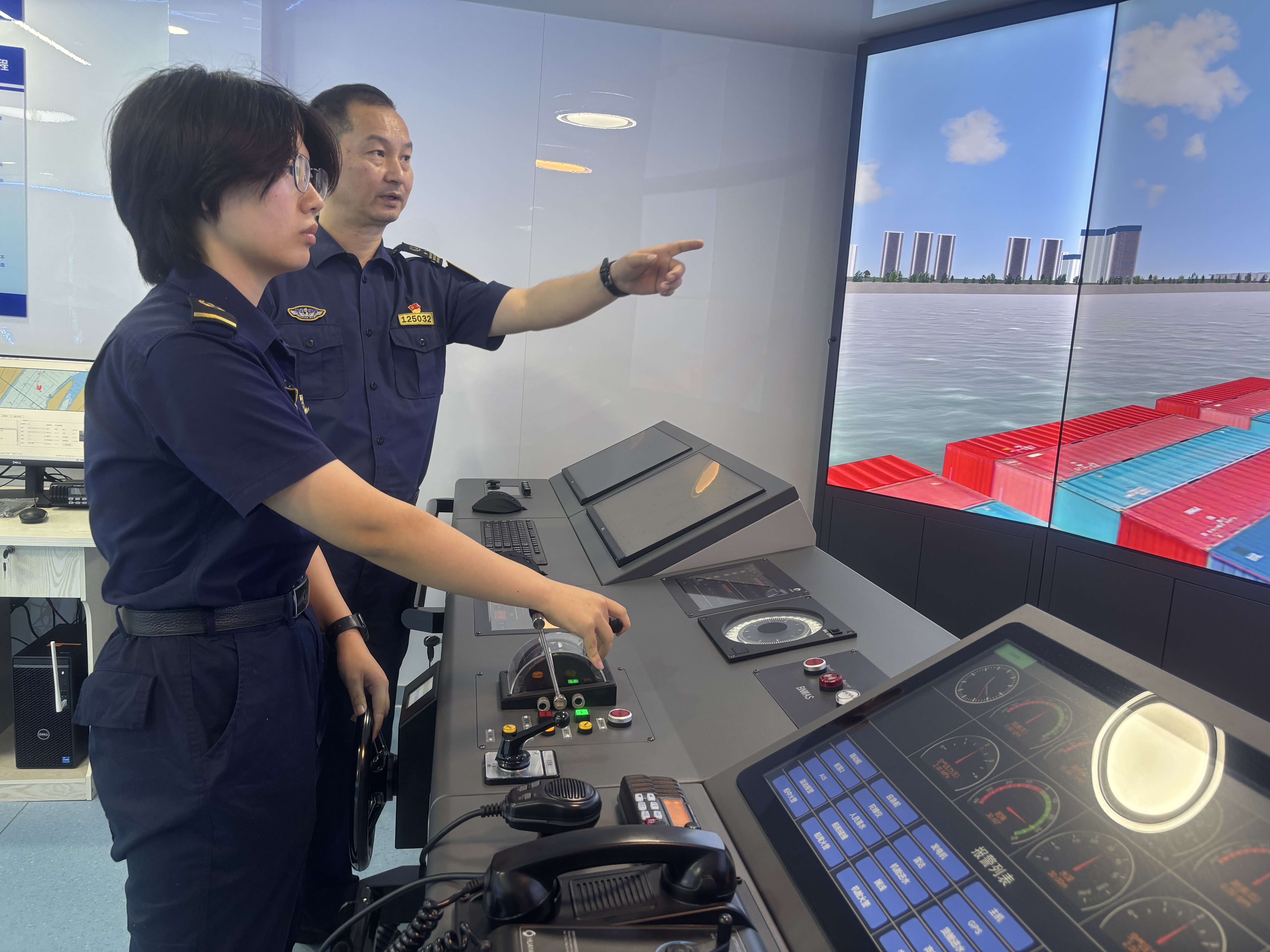 孙玉国指导熊文梓进行船舶模拟驾驶训练（湖北日报全媒记者 王哲 摄）