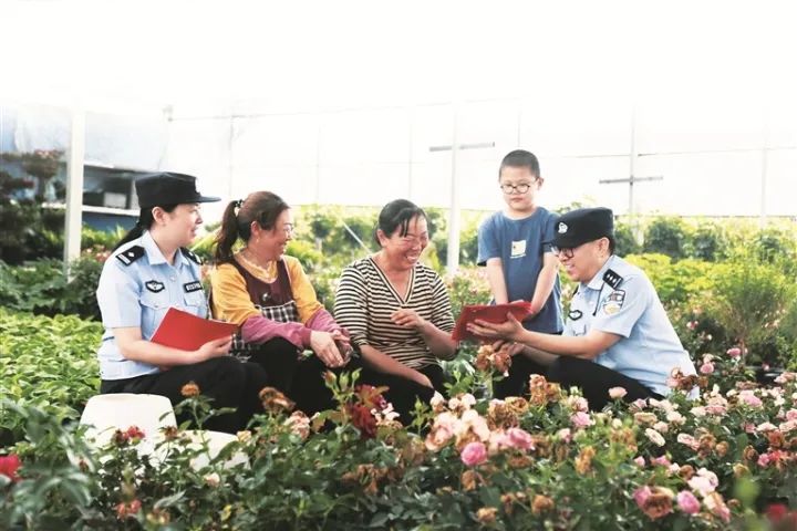 民警深入花卉苗木示范基地,向花农、合作社经营主体宣讲合同诈骗知识。 民警深入花卉苗木示范基地,向花农、合作社经营主体宣讲合同诈骗知识。