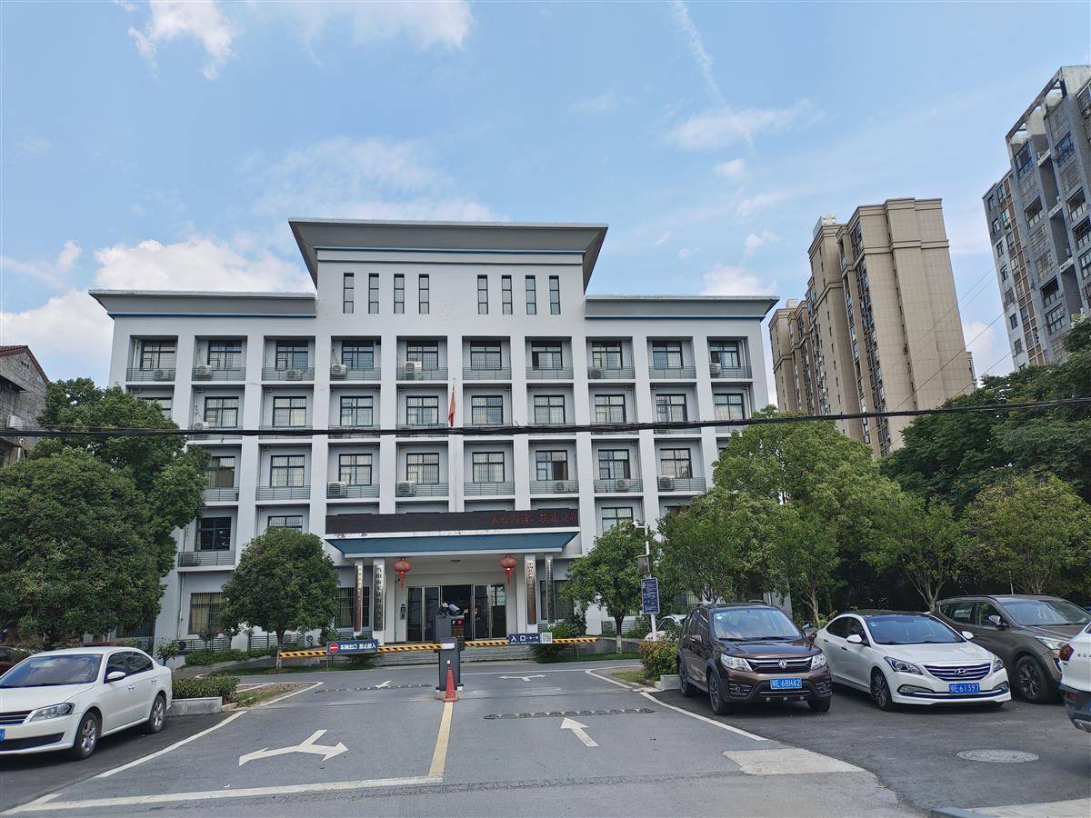 拆除围墙后的玉泉街道办公大楼.jpg