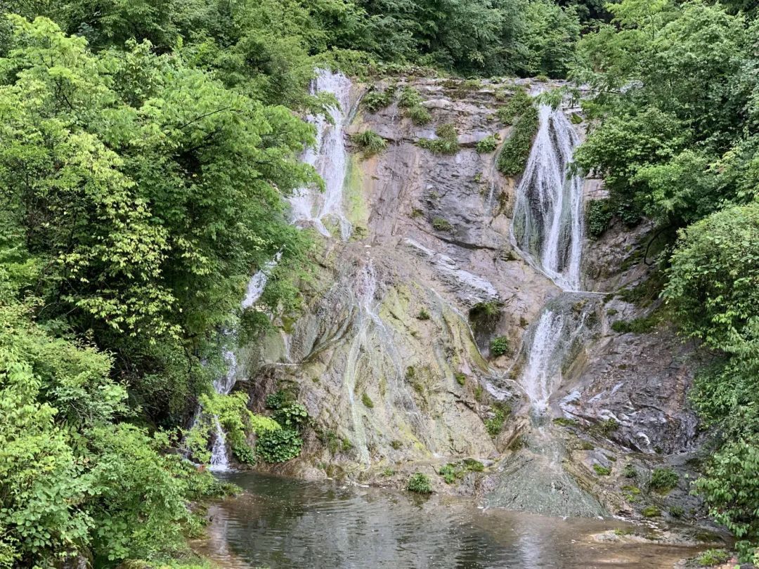 溪水从山崖倾泻而下,汇为平静的潭水。崔慧芬摄.jpg