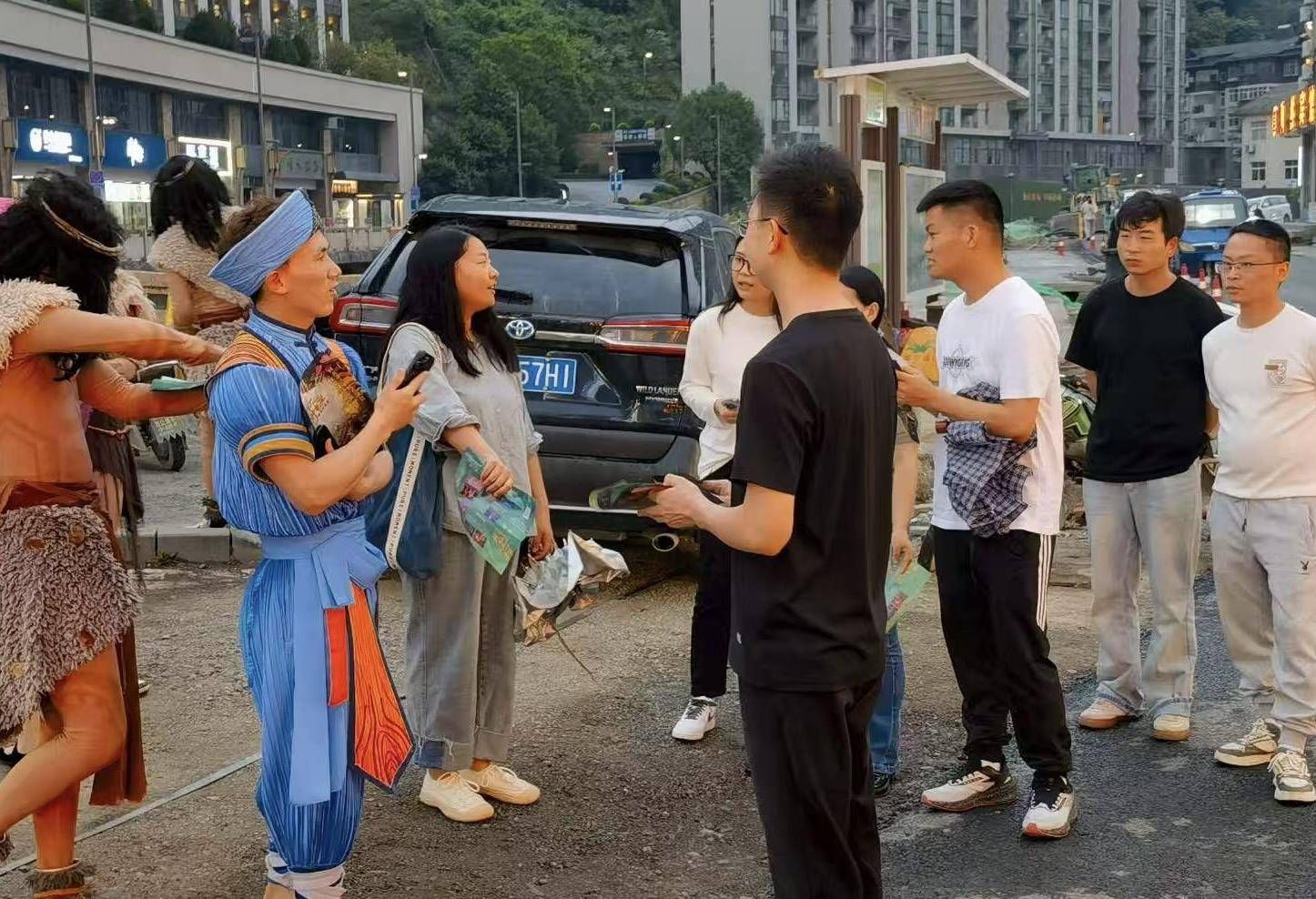 木鱼镇街头问询.jpg