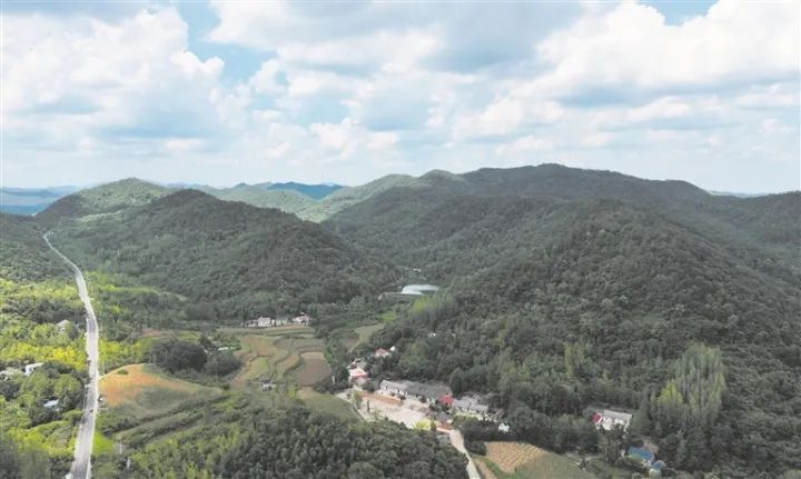 位于群山中的中共豫鄂边区委员会旧址,鸟瞰图(无人机照片)。