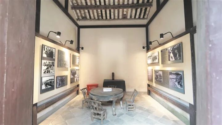 司令部会议桌。