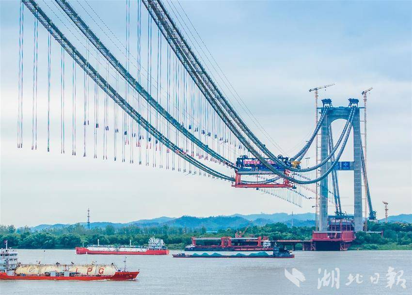 燕矶长江大桥开始架设桥面。湖北日报全媒记者薛婷摄.jpg