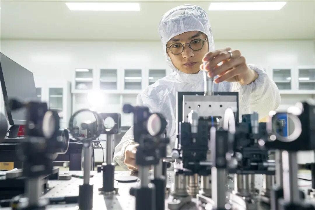 武汉光谷量子技术有限公司无尘车间内,技术人员进行量子芯片测试。(湖北日报全媒记者 薛婷 摄).jpg