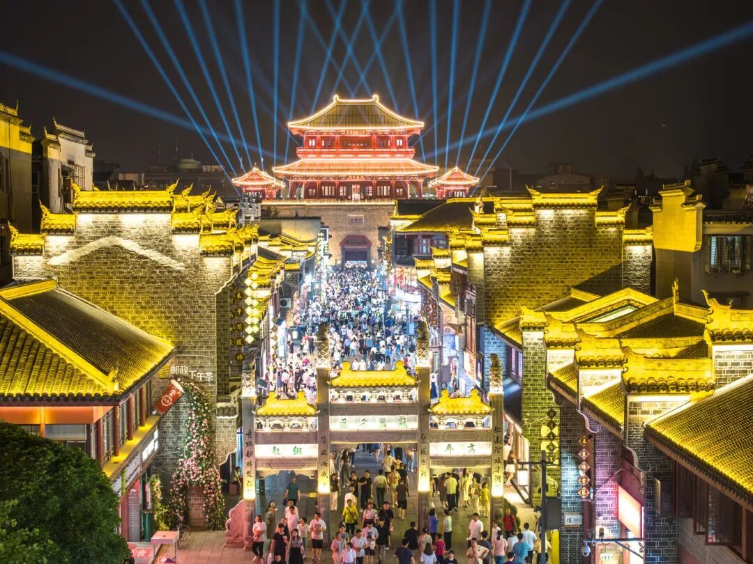 襄阳古城建城日活动吸引了众多市民和游客前来游玩.全媒体首席记者杨东摄.jpg