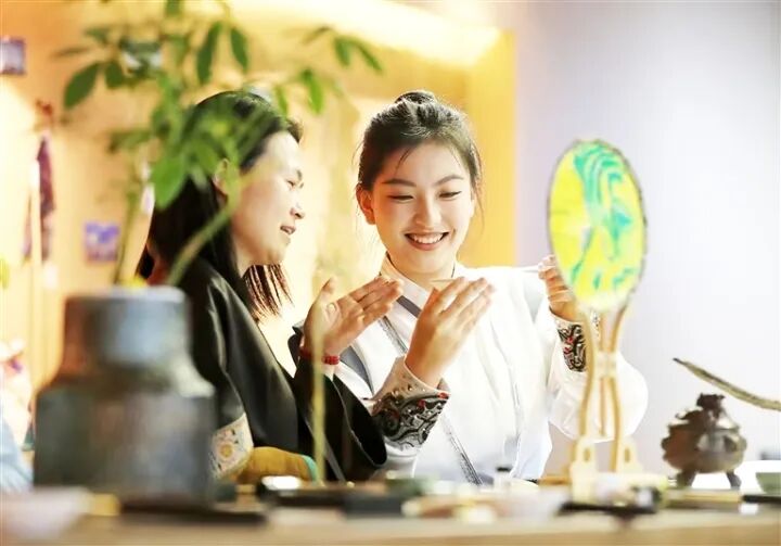 “无界青年”空间里讲解 皮影文创工艺品制作技巧