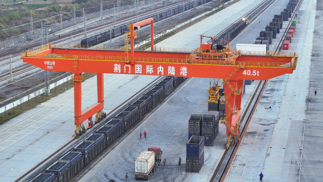 2025年11月28日，国网荆门供电公司积极应对寒潮，组织共产党员服务队员对荆门国际内陆港开展电力设备特殊巡视与隐患排查工作，全力保障长江中游重要物流枢纽在低温环境下的供电安全与运行稳定。荆门国际内陆港是连接“一带一路”与长江经济带的重要支点。连日来，荆门国际内陆港作业繁忙，满载工业原料和特色农产品的集装箱整齐排列，通过铁水联运、公铁联运双通道方式，源源不断发往全国及海外市场。李翊嘉  代诗琪 (3).jpg