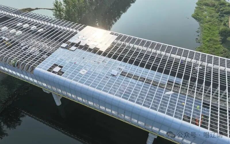 2025年12月1日,武汉双柳长江大桥正在安装声屏障,全长400米的银色“静音罩”守护鸟类生态家园。杨鑫摄