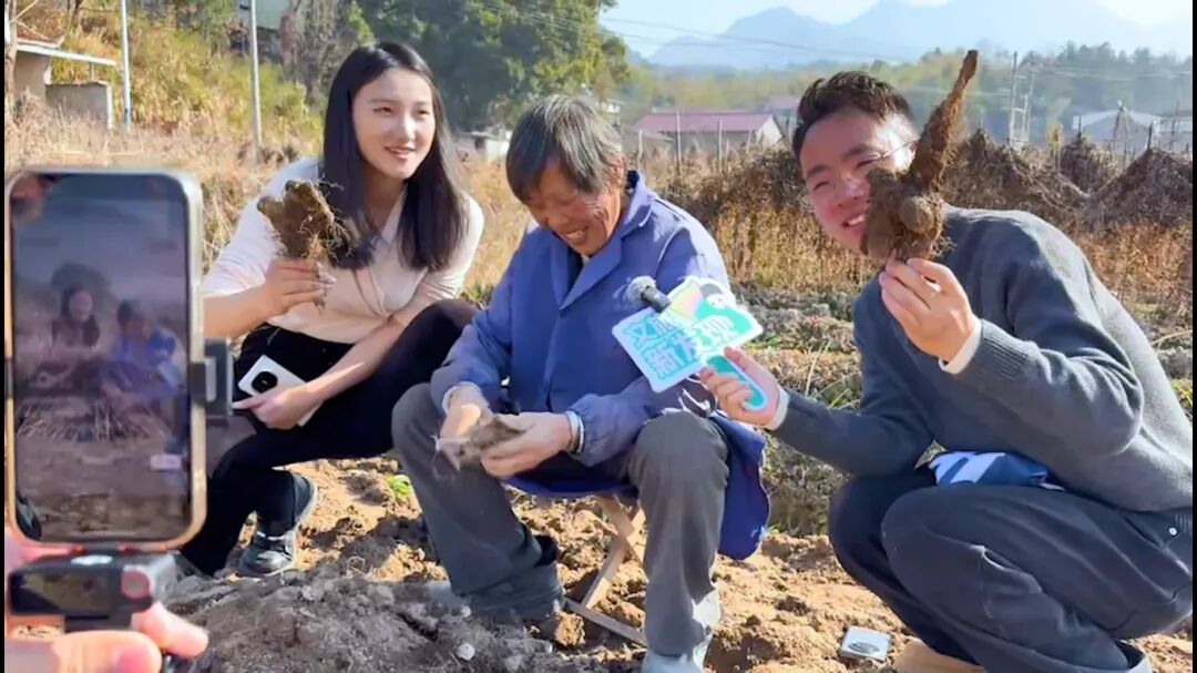 周波++蕲春融媒助农直播走进田间+青石山药搭上“云端快车”.mp4_snapshot_00.37.169.jpg