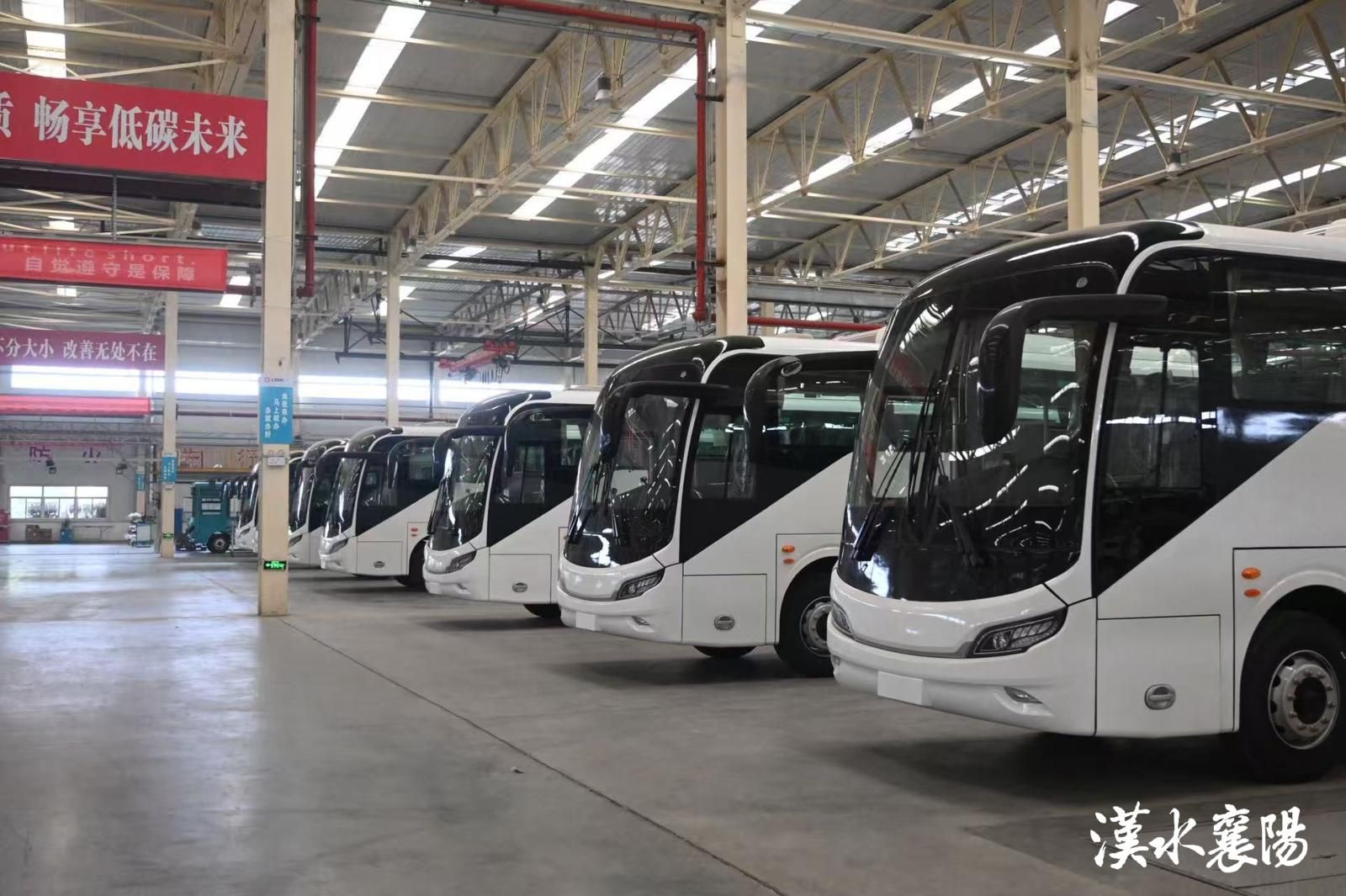 ▲腾龙汽车即将发往海外的12米大巴(资料图)