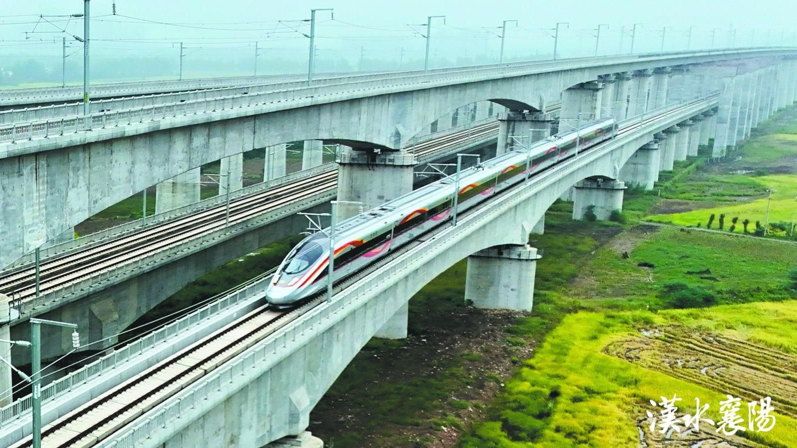 ▲复兴号列车行驶在襄荆高铁上(资料图)