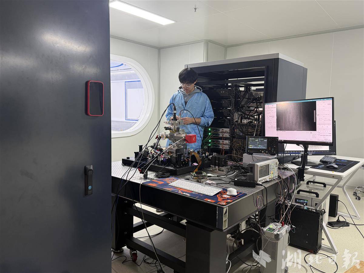 图为汉原2号原子量子计算机。（湖北日报全媒记者 李源 摄）