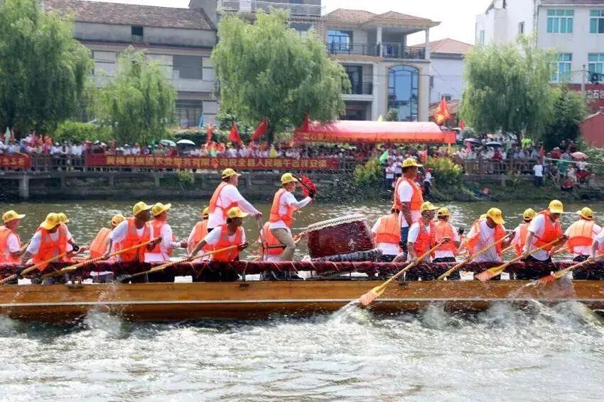 黄梅:端午桨声激荡 龙船催热文旅新活力3333.docx