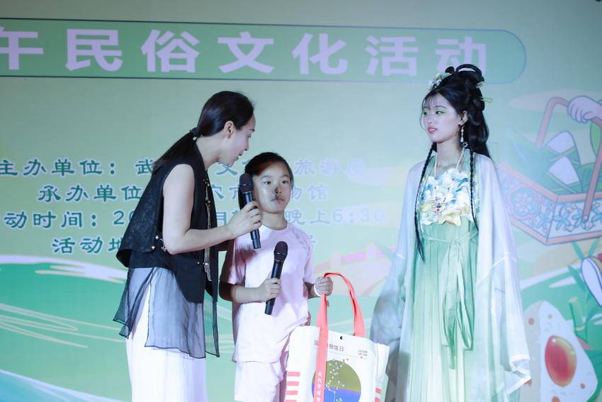 古宅门前话端阳 文物活起来.docx