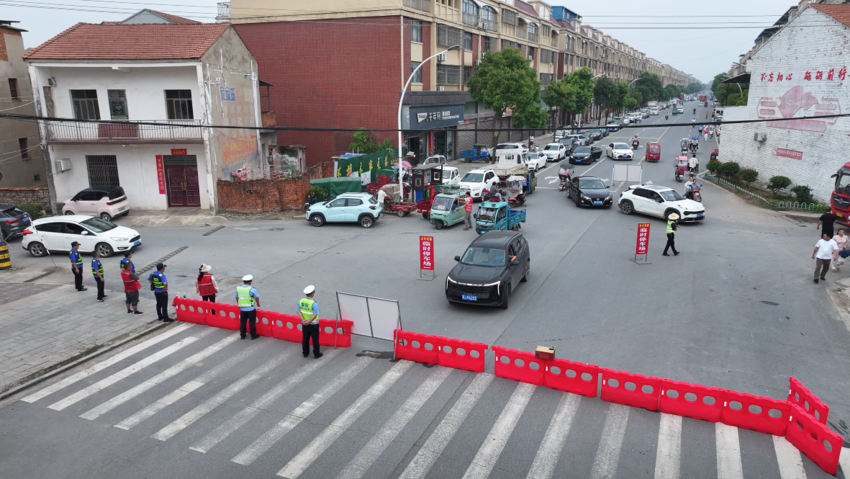 黄梅:端午桨声激荡 龙船催热文旅新活力3333.docx
