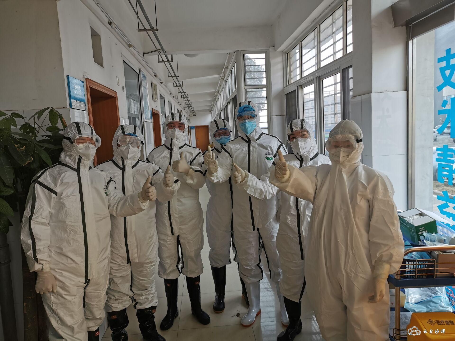 夜以继日地救治病患他们顾不上休息脱下口罩,已满脸压痕他们连续密封