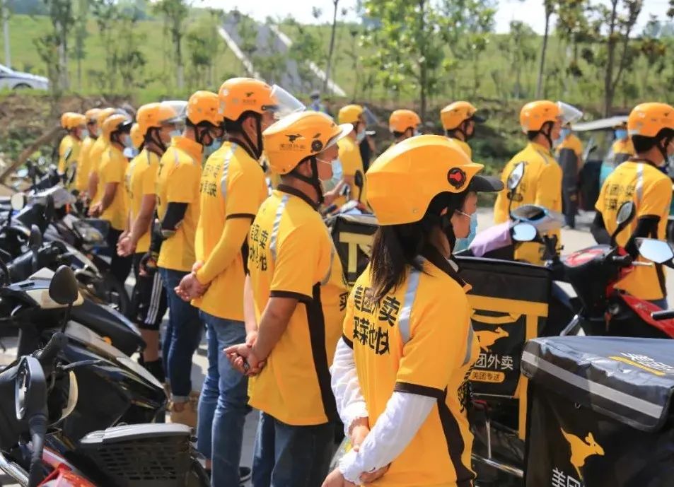 沙洋数十名外卖快递骑手干副业当起安全头盔佩戴示范员