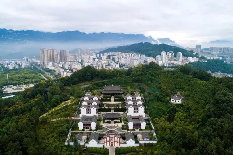 龙舟飞渡我看见屈乡儿女面带笑颜 幸福美满我看见古城归州在