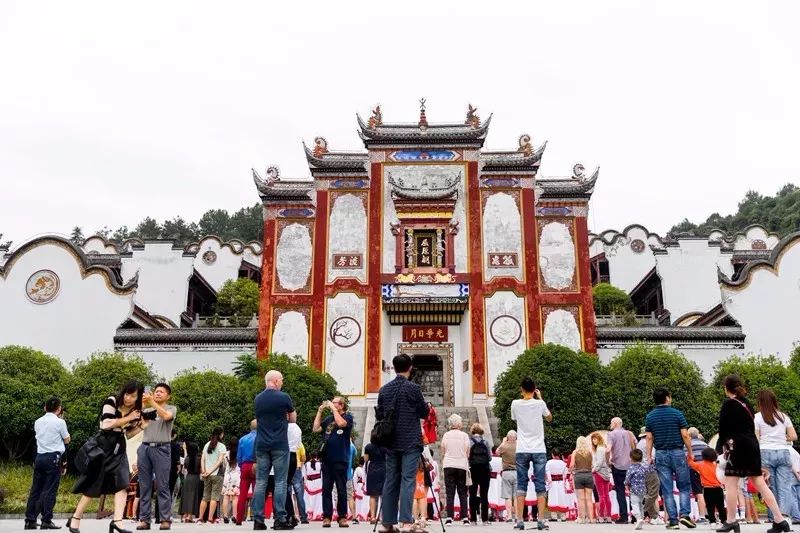 龙舟飞渡我看见屈乡儿女面带笑颜 幸福美满我看见古城归州在下游38