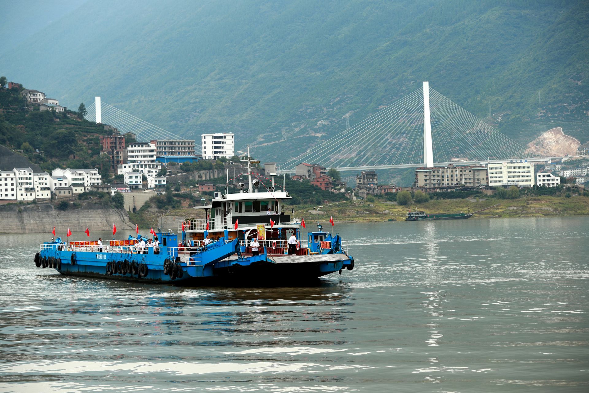 秭归安全渡运迎国庆