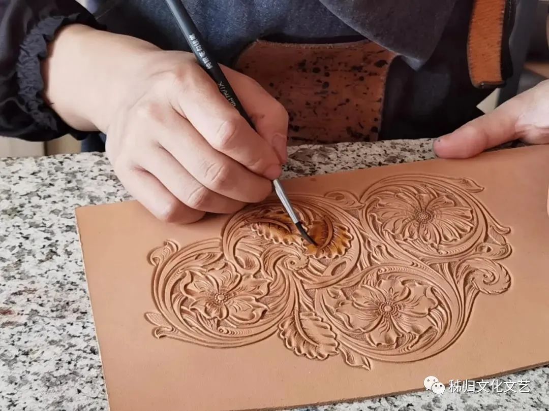 在皮革上描绘出凹凸立体感的花纹或图案,再经过皮革酒精染料,盐基染料