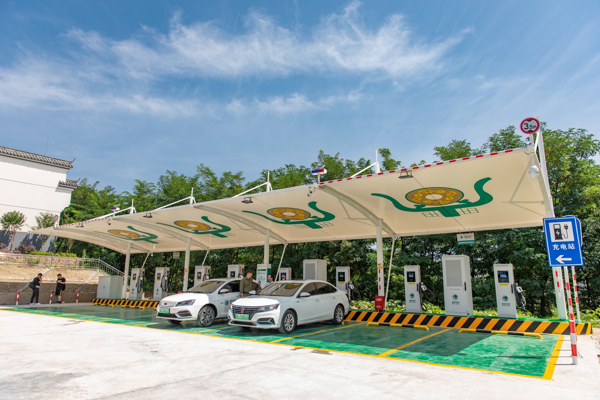 秭归县首个电动汽车智能充电站建成投运