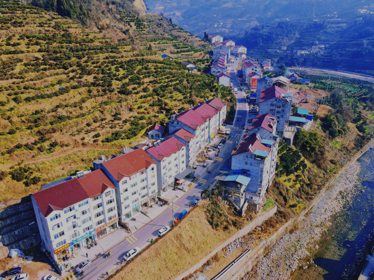 风格立墙面独具特色三,集镇实施亮化工程后,夜景璀璨(来源:两河口镇