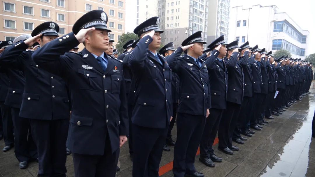 今天警察叔叔过节