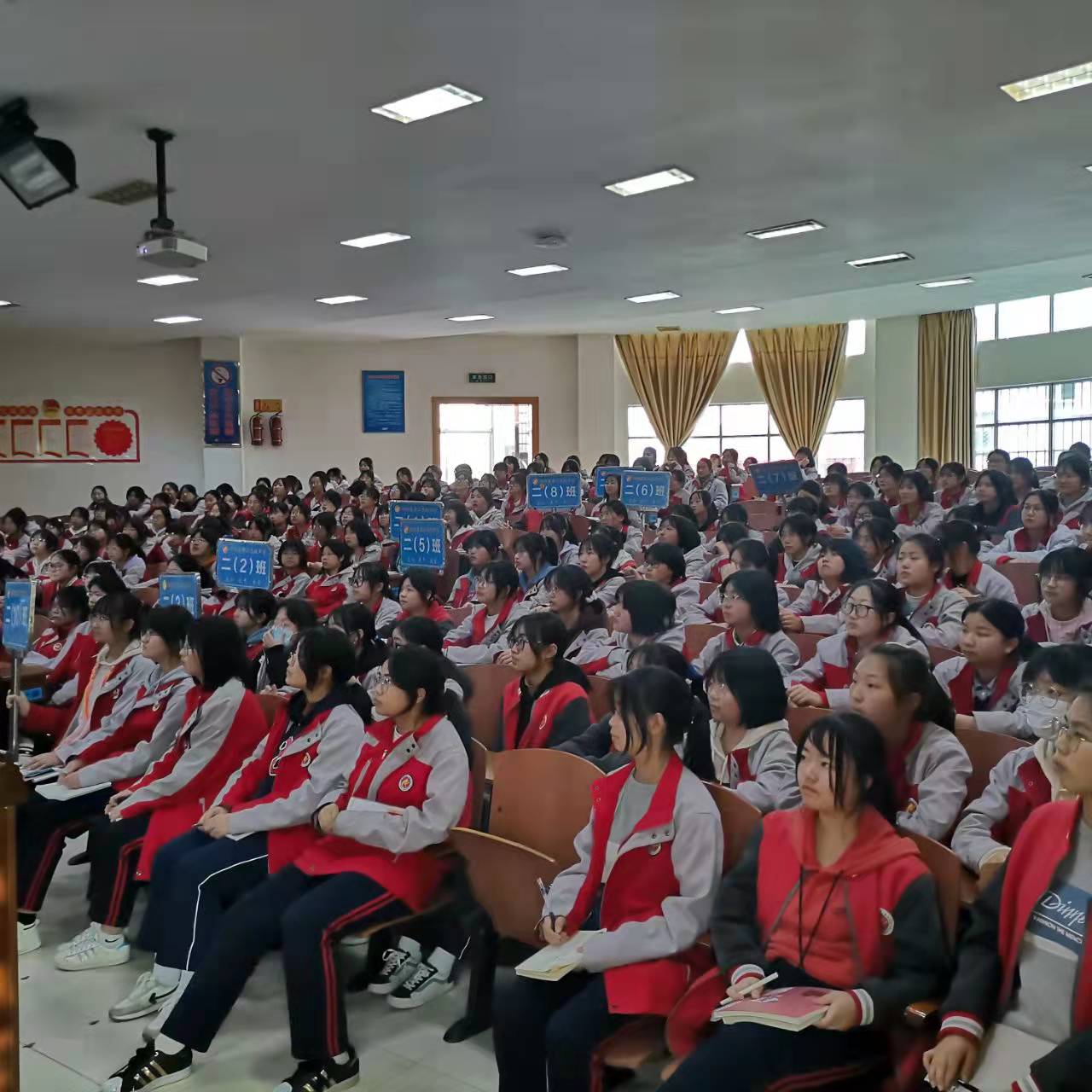 秭归二中举行女生青春期专题讲座