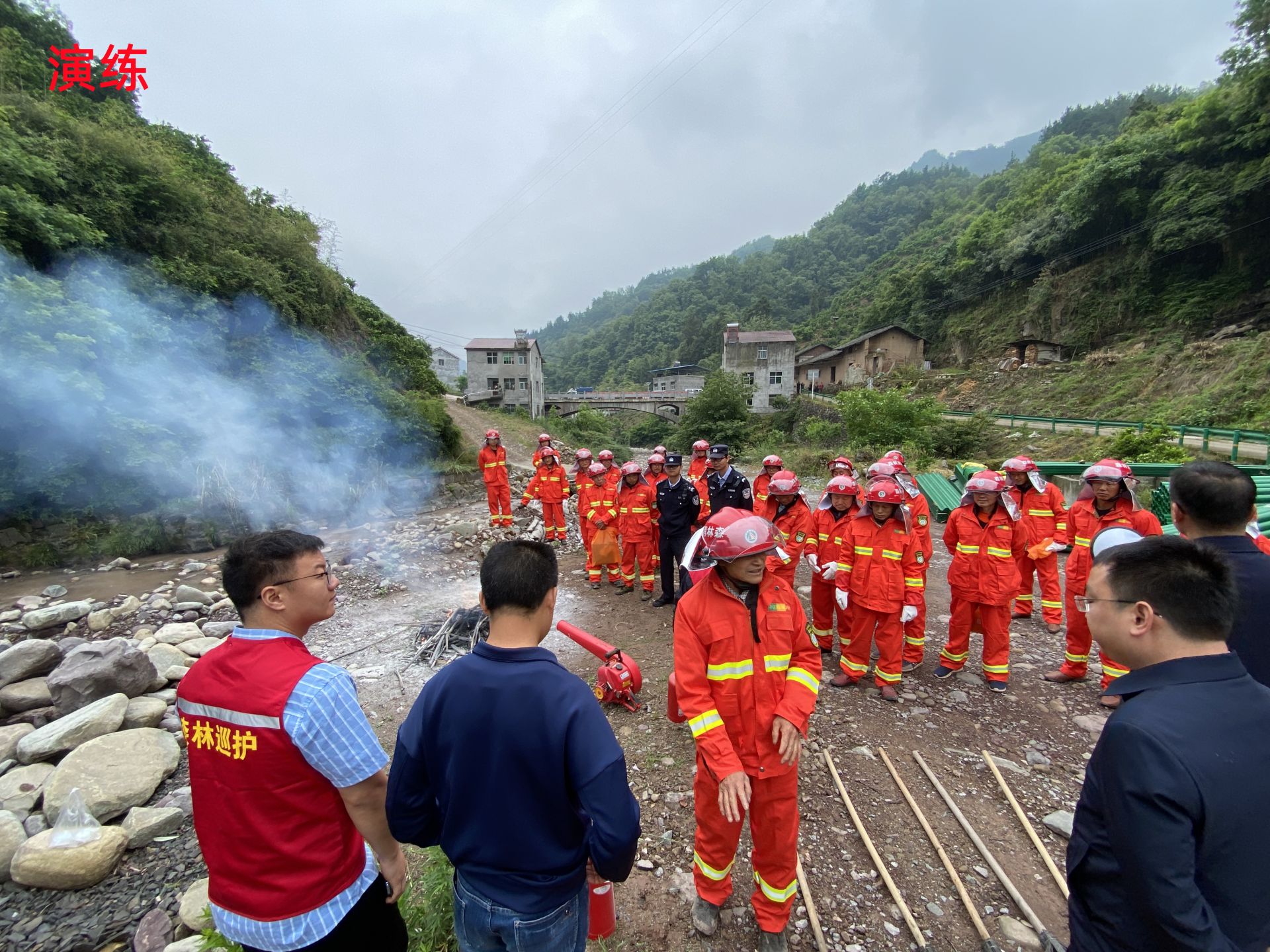 泄滩乡多村联合开展森林防灭火消防演练
