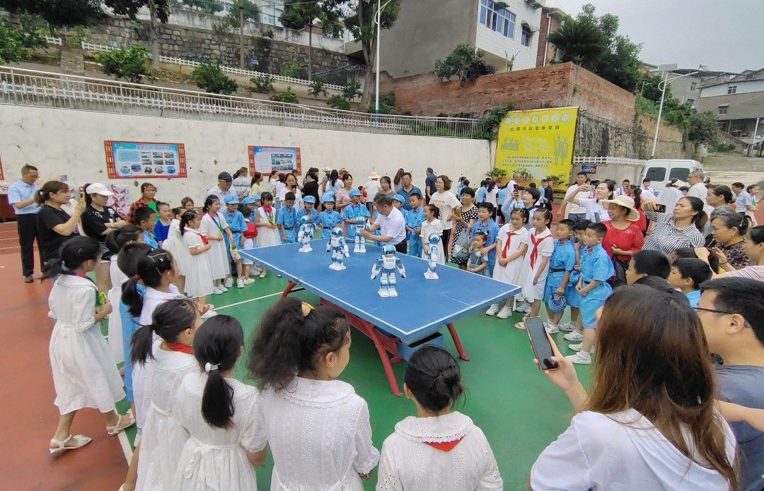 12.6月1日，县科协在沙镇溪中心小学开展科技馆流动巡展进乡镇学校，现场开展机器人表演。.jpg