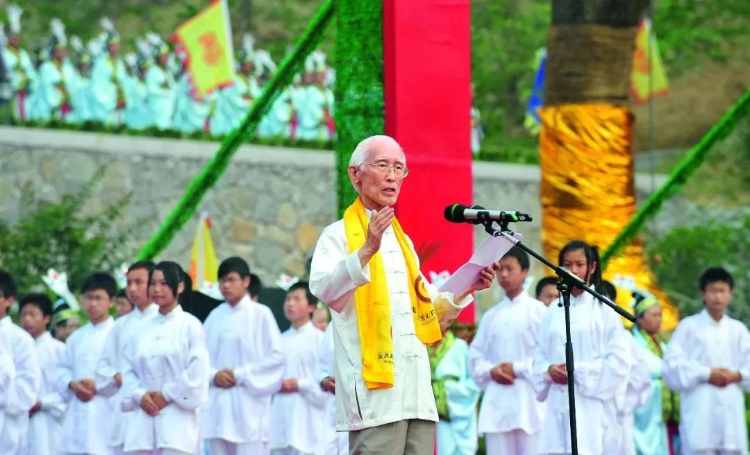 6诗人余光中在端午诗会上吟诵怀念屈原的诗歌。摄影  郑家裕.jpg