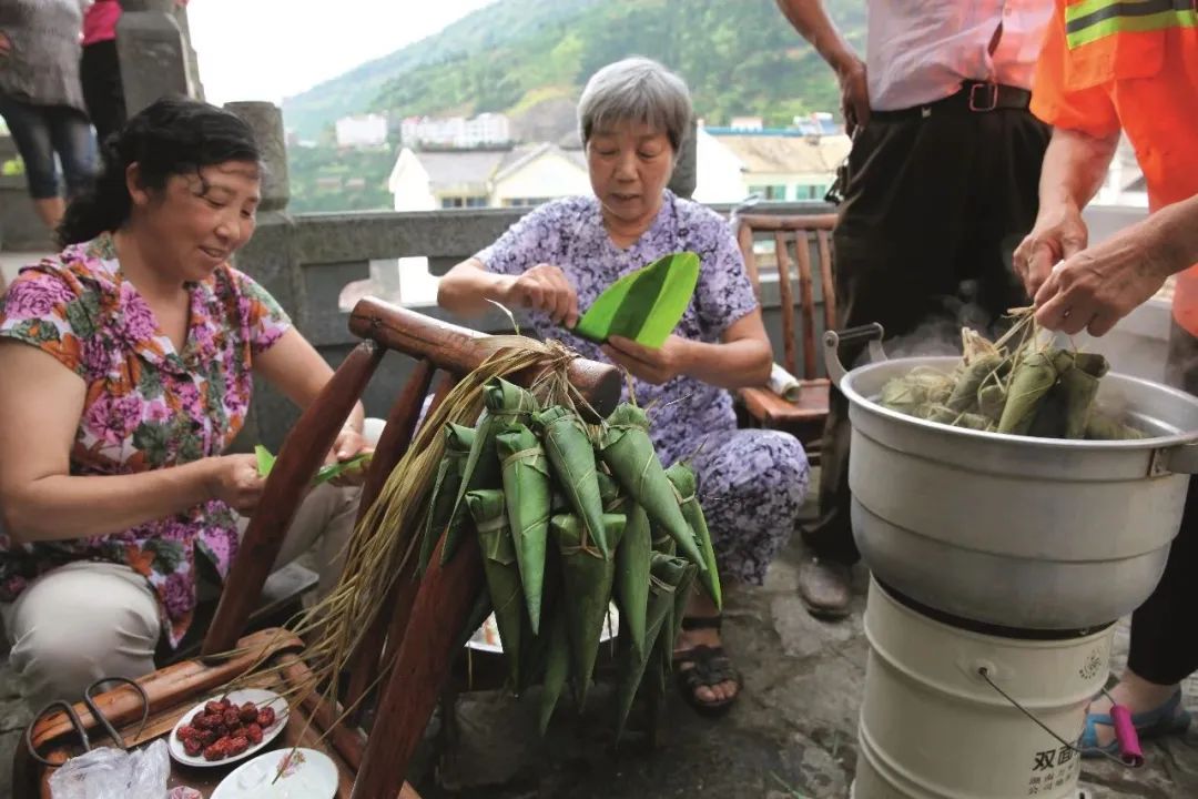 7归州过端午包粽子 摄影  魏启扬.jpg
