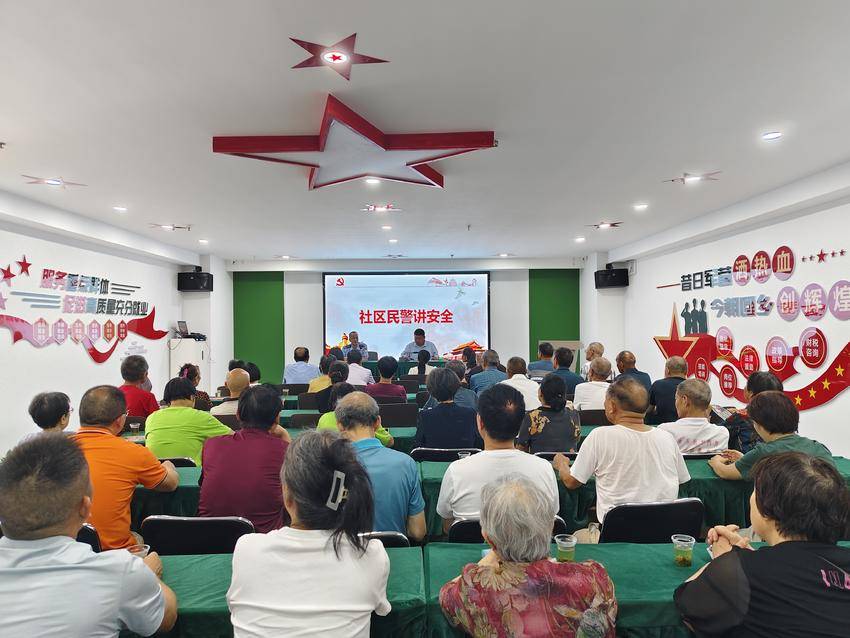 民警进社区.docx