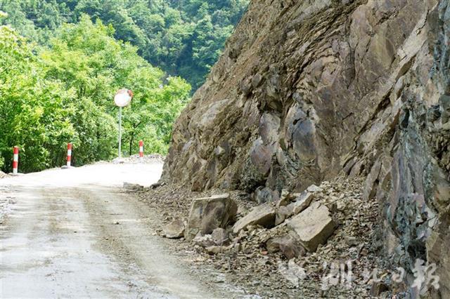 修建中的茶丘公路在半山腰有一处临崖路,前后不足300米有7个"回头线".