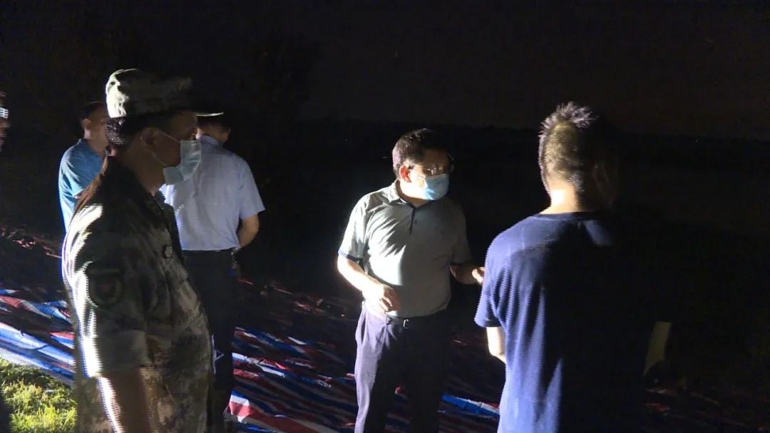 骆明正一行先后前往长江回龙山,方高坪,团风,淋山河堤段,看望慰问哨所