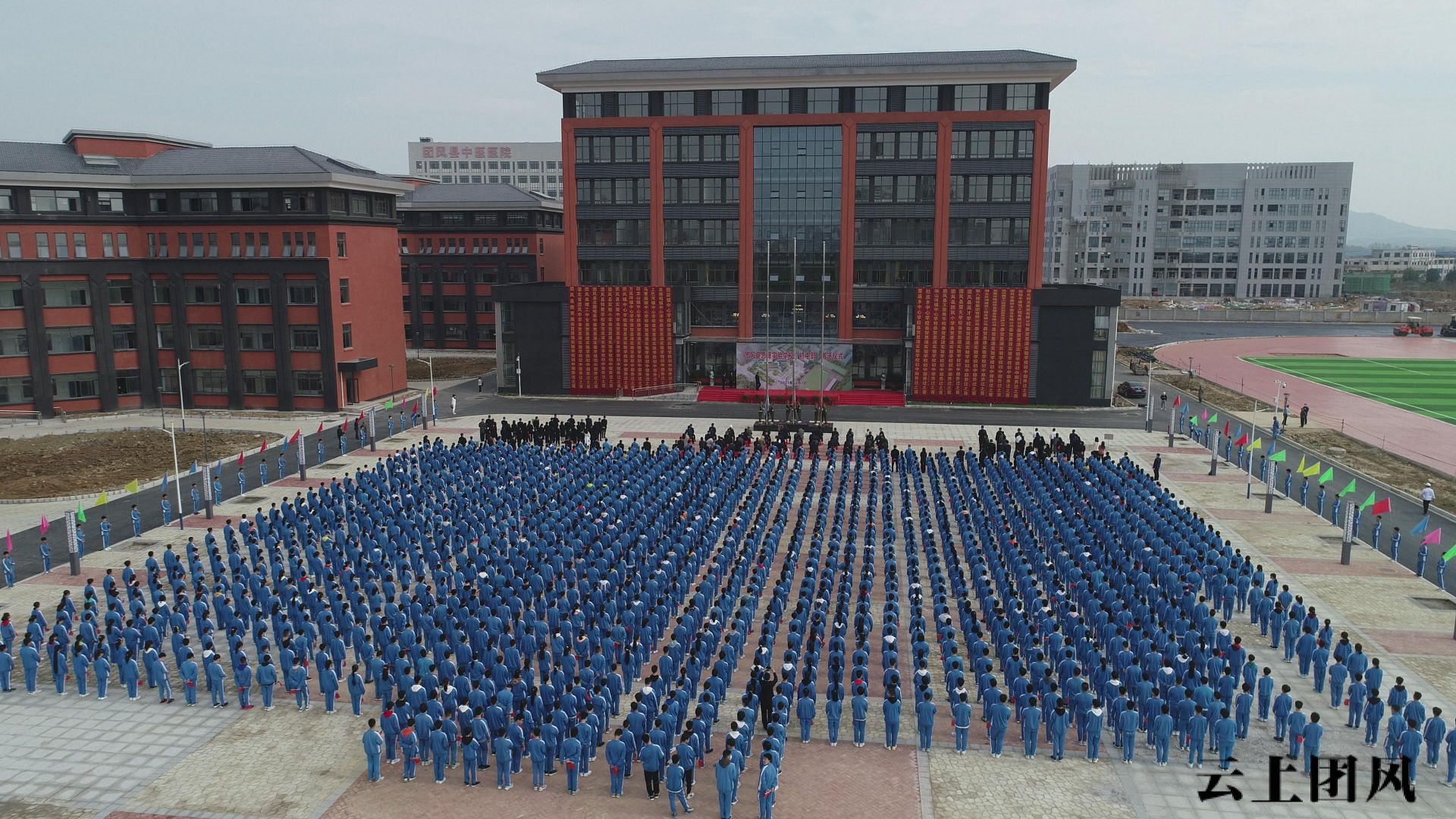 26个教学班1700余名师生团风县思源实验学校初中部整体搬迁新校区