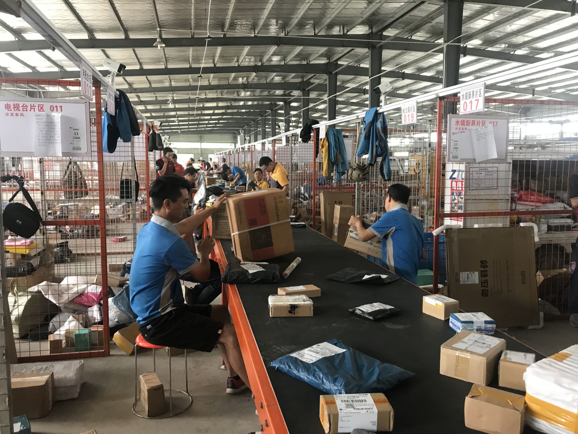 我县首条快递自动分拣线投入运行