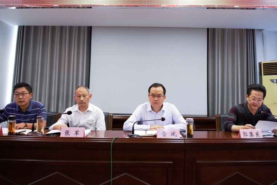 会上,县纪委副书记,监委副主任潘国兴传达了县委书记王鹏同志在9月17