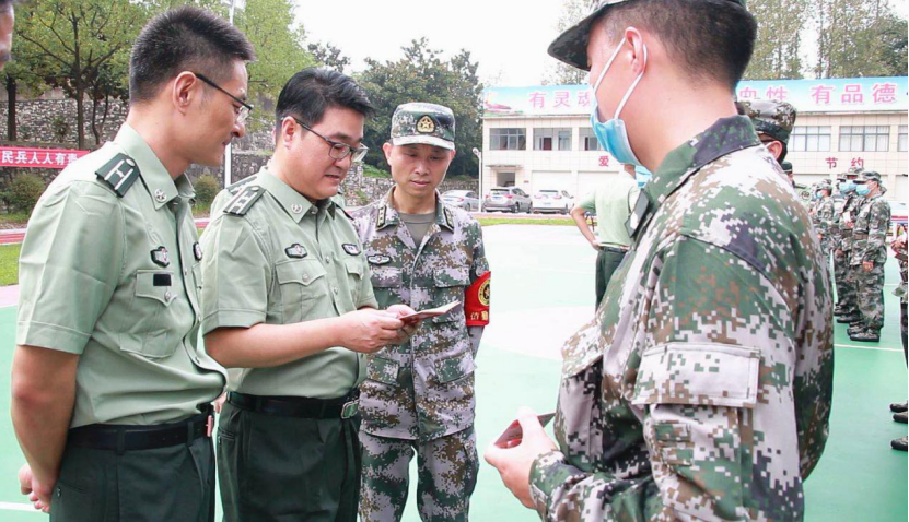 点验现场,襄阳陆军预备役炮兵旅机关检查组按照预备役部队拉动点验