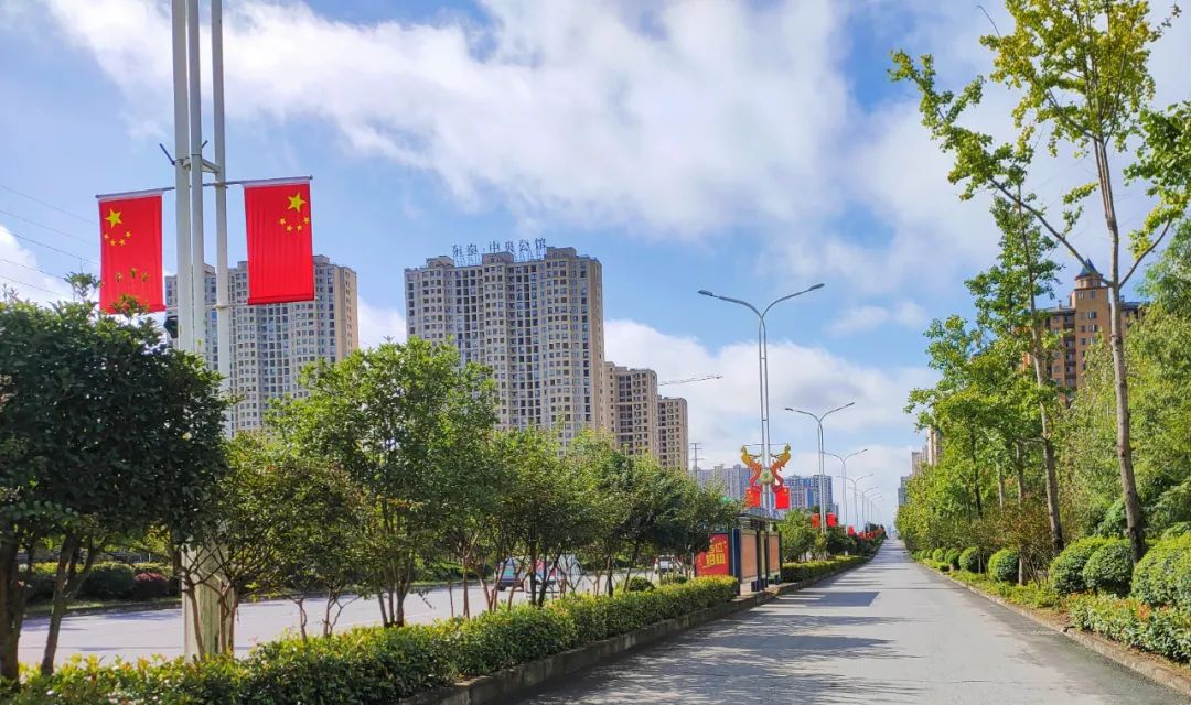 国庆南漳街头飘扬起最美中国红