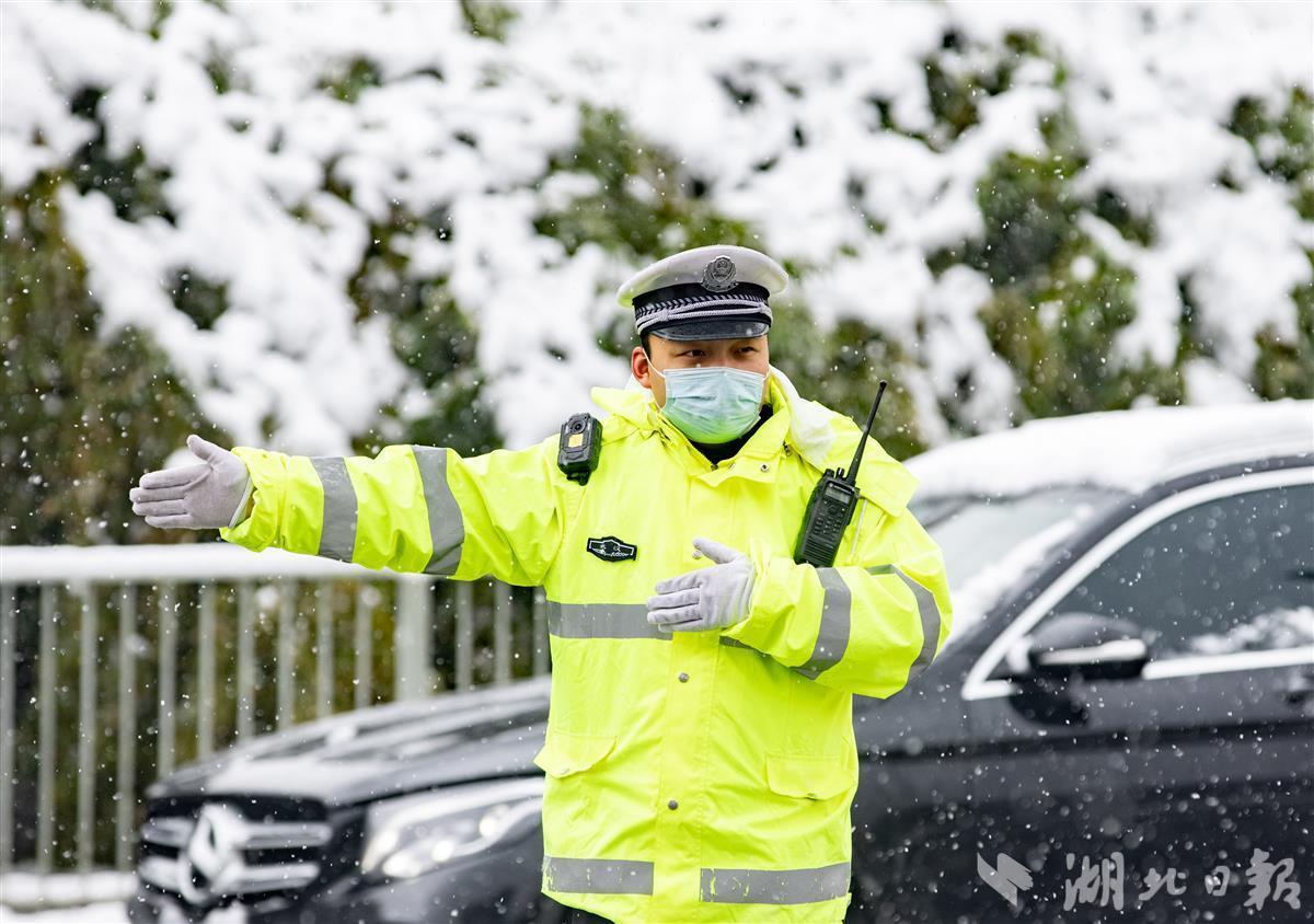 警察雪中执勤图片
