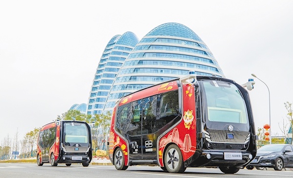 2月8日,武汉经开区智慧生态城,国内首个24小时无人驾驶接驳巴士"春笋