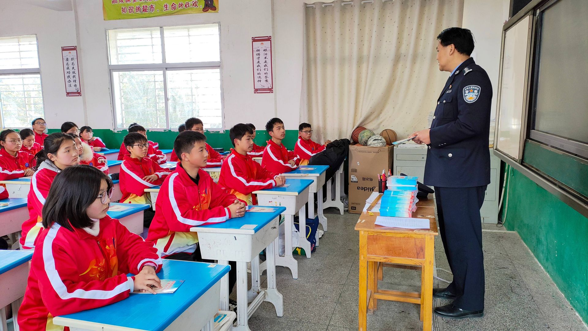 湖北省襄阳市南漳县清河管理区公安民警,走进辖区清河中学.