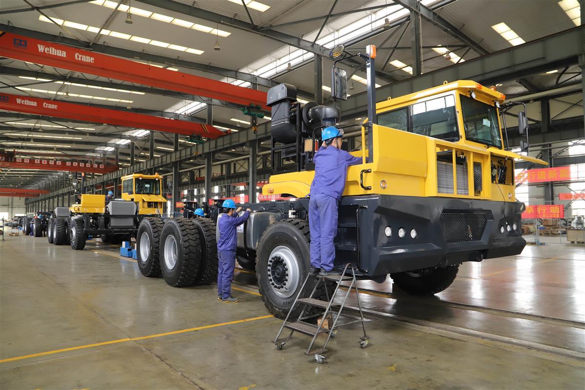 4月18日,位于孝感的航天重工产业园内,正在举行该公司智能矿山宽体