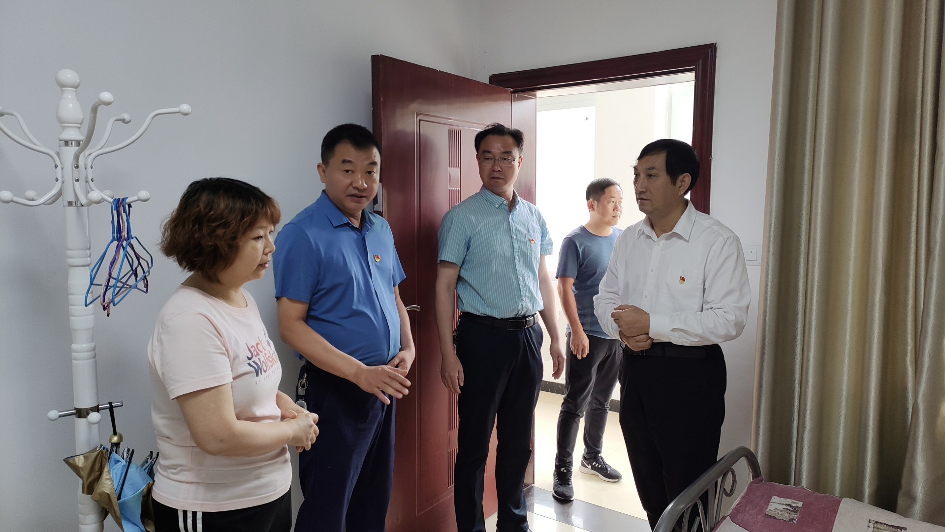 江蛟实地查看了实验室工作人员的工作环境,生活环境,对全体工作人员的