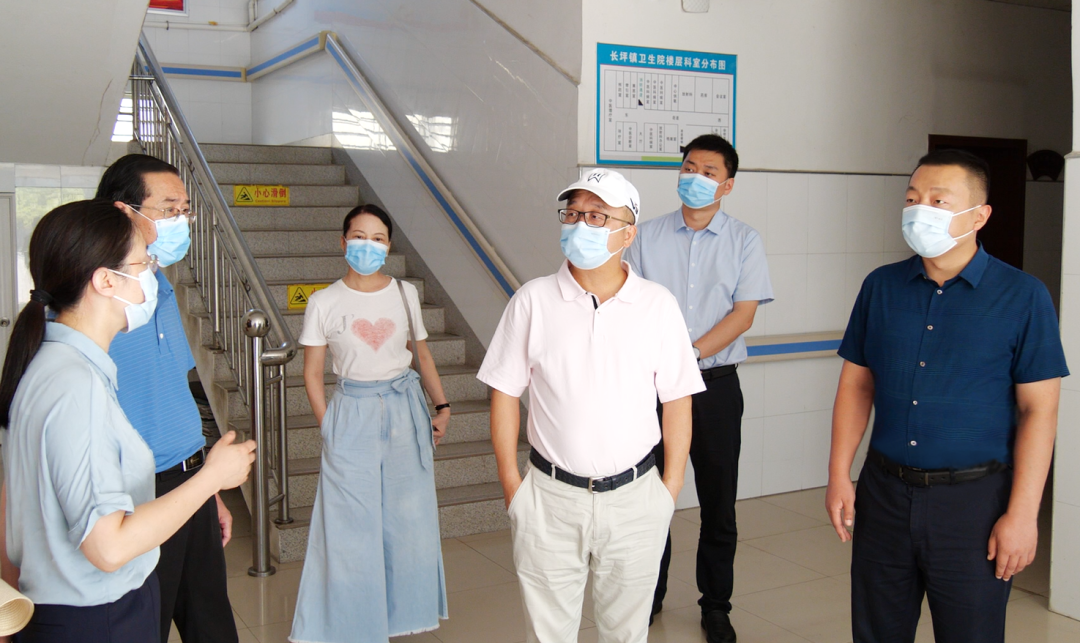 在长坪镇初级中学,夏佐全,杨志莲夫妇实地查看了学