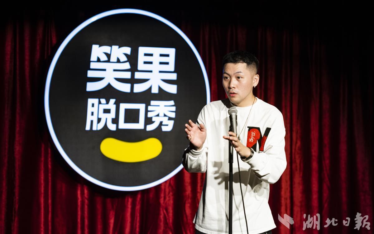 出,一场精彩的脱口秀表演——"笑果罐头"系列"江梓浩主打秀"在此上演