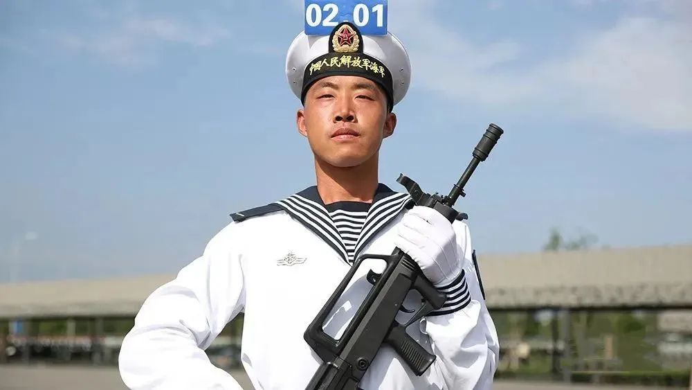 2020年6月孙文强顺利通过大学生士兵提干选拔成为了一名海军